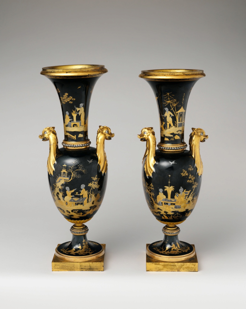 Porcelaine de Sèvres : chinoiseries à fond noir ou fond d'écaille à l'imitation du laque Dp156511