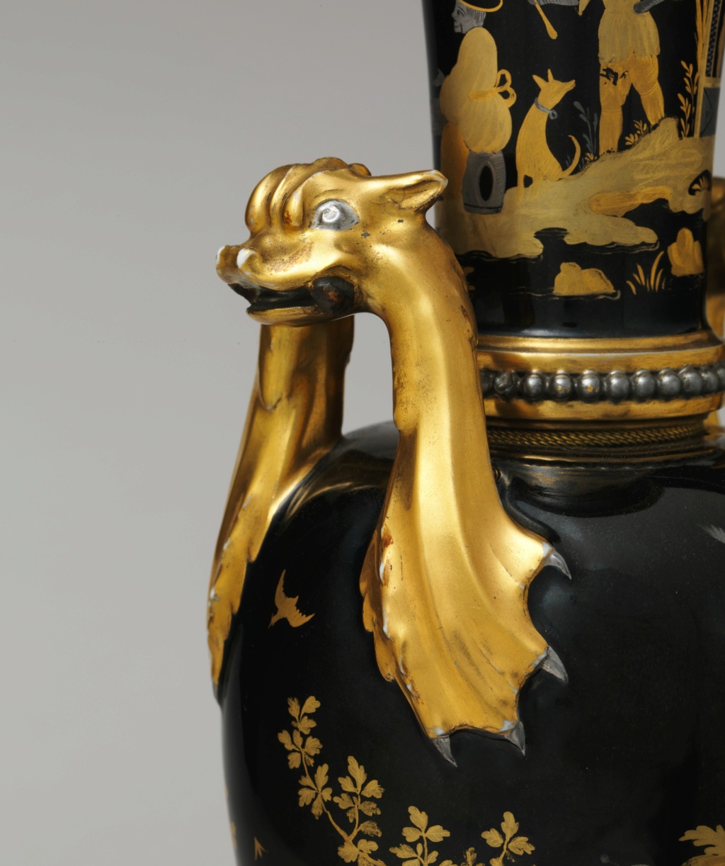 Porcelaine de Sèvres : chinoiseries à fond noir ou fond d'écaille à l'imitation du laque Dp156512