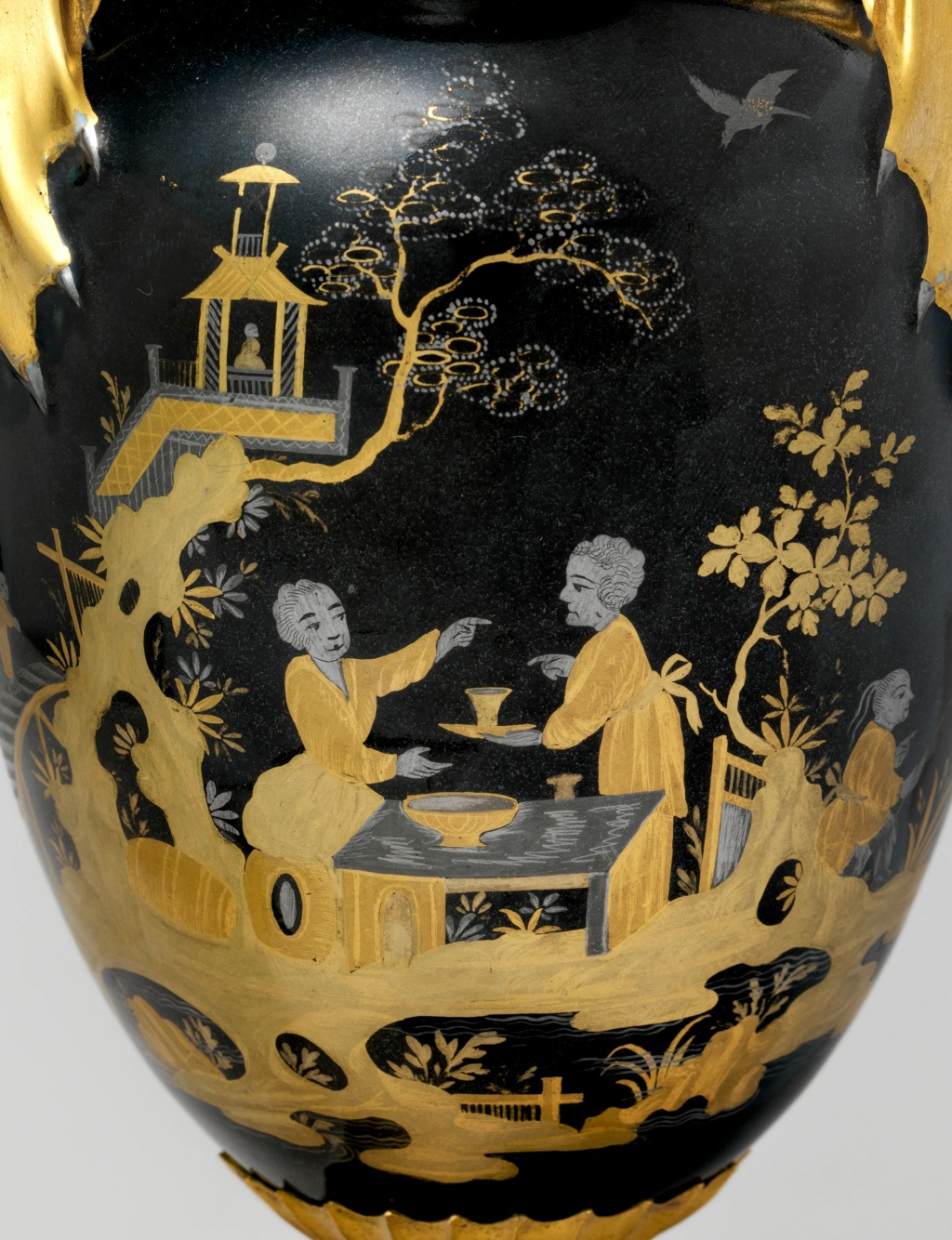 Porcelaine de Sèvres : chinoiseries à fond noir ou fond d'écaille à l'imitation du laque Dp156513
