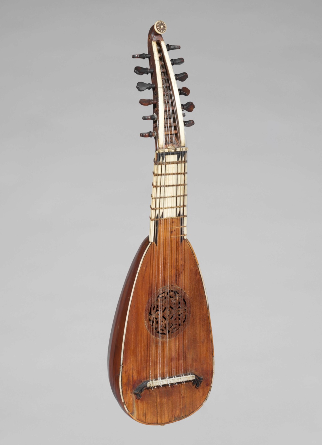 Une guitare-luth (et non pas une mandoline) ayant appartenu à Marie-Antoinette ?  Dp169010