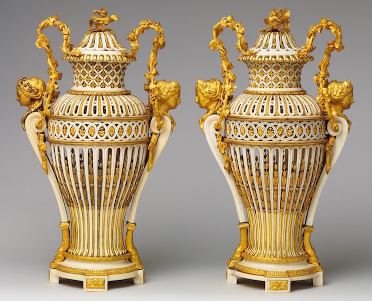 Pendules et vases en ivoire tourné de (et par) la famille royale Dp170812