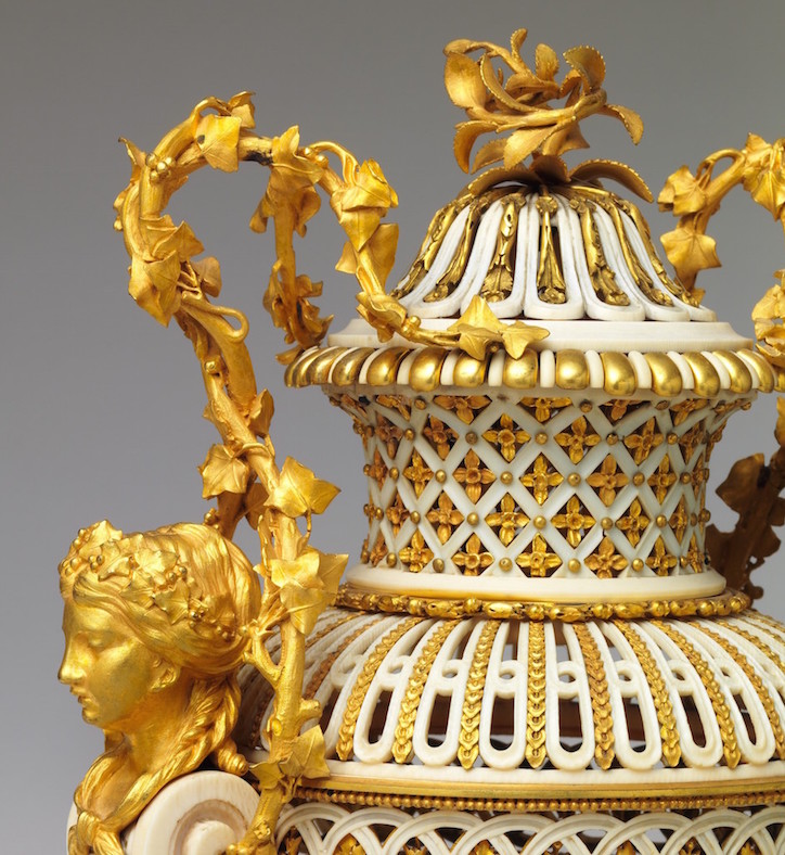 Pendules et vases en ivoire tourné de (et par) la famille royale Dp170813