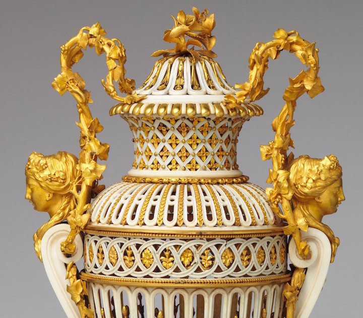 Pendules et vases en ivoire tourné de (et par) la famille royale Dp170814