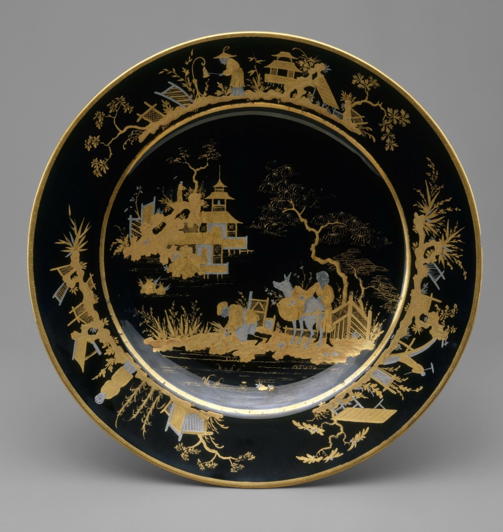 Porcelaine de Sèvres : chinoiseries à fond noir ou fond d'écaille à l'imitation du laque Dt201011