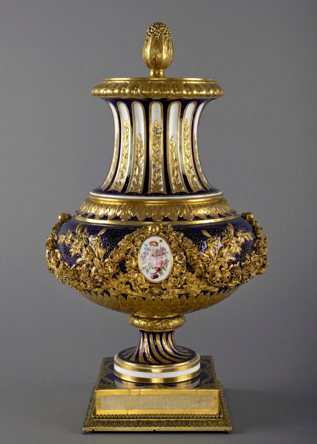 Le modèle " Vase du roi " ou " Vase du Roi guirlande ", Manufacture de Sèvres (18e siècle) Emuseu44