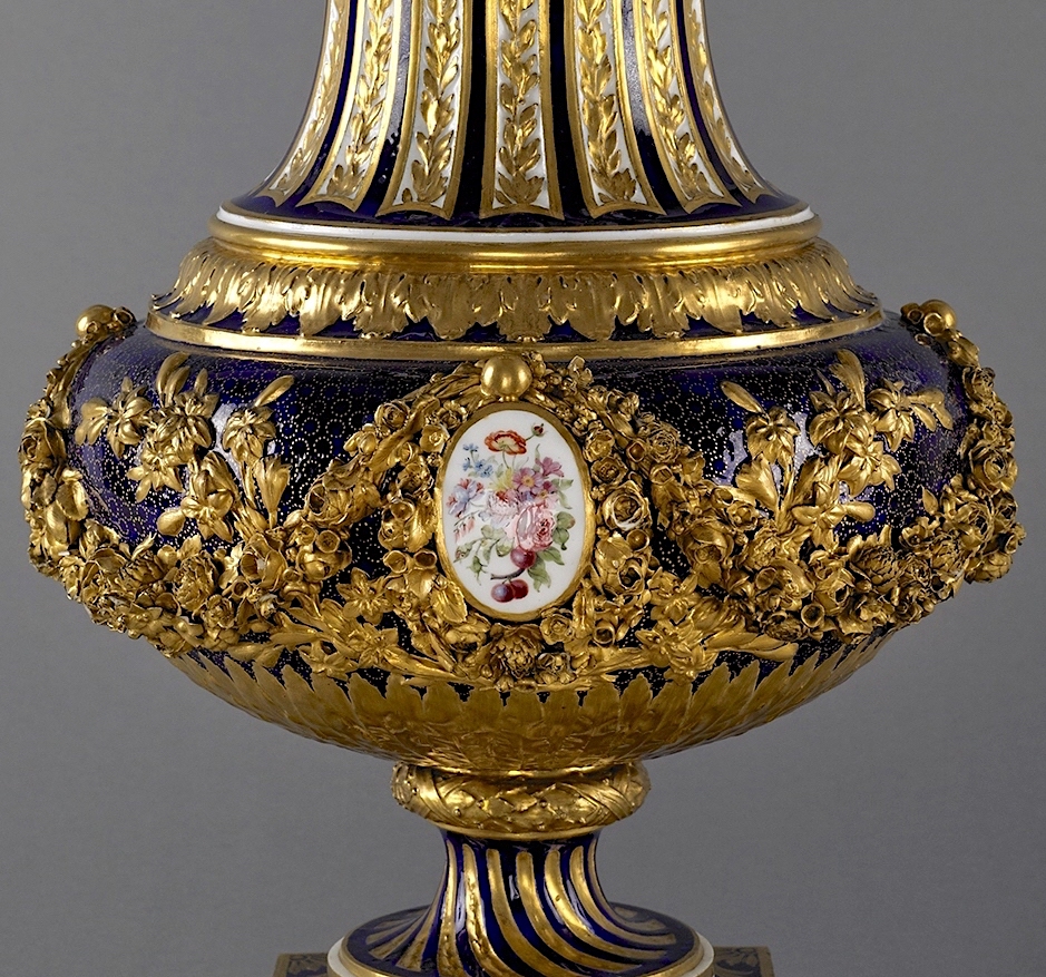 Le modèle " Vase du roi " ou " Vase du Roi guirlande ", Manufacture de Sèvres (18e siècle) Emuseu45