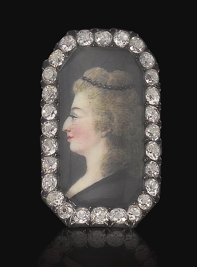 Bijoux de Marie-Antoinette : perles et diamants des Bourbon-Parme - Page 4 Ge180915