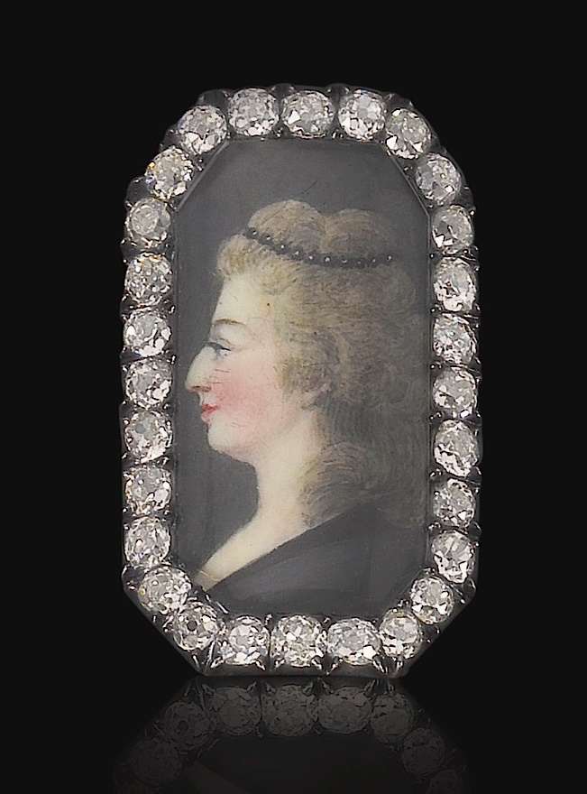 Bourbon - Bijoux de Marie-Antoinette : perles et diamants des Bourbon-Parme - Page 4 Ge180915