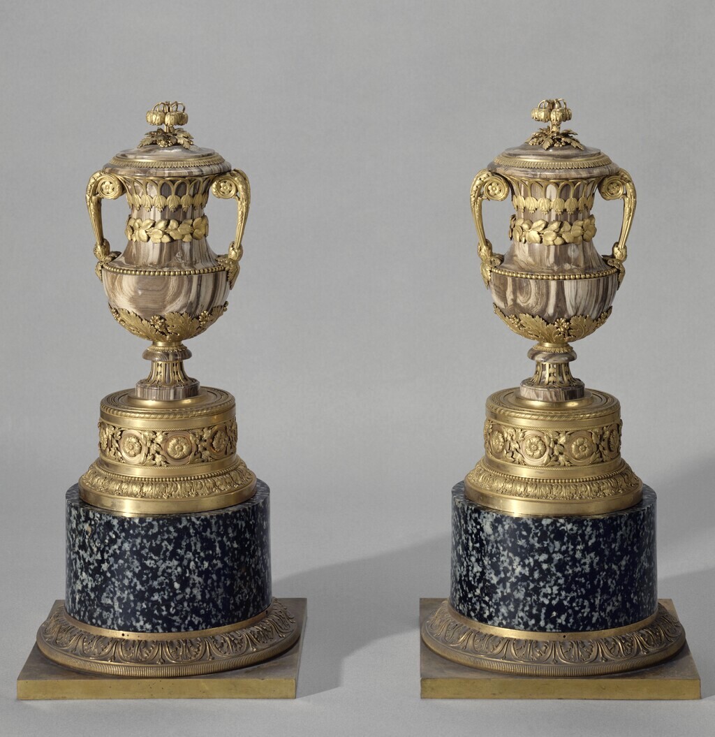 Miroirs en bronze doré et pierres du Rhin offerts par l'impératrice Marie-Thérèse à Marie-Antoinette ?  Image727