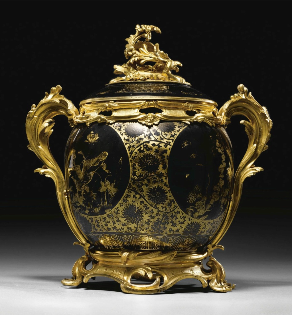 Porcelaine de Sèvres : chinoiseries à fond noir ou fond d'écaille à l'imitation du laque L0831412