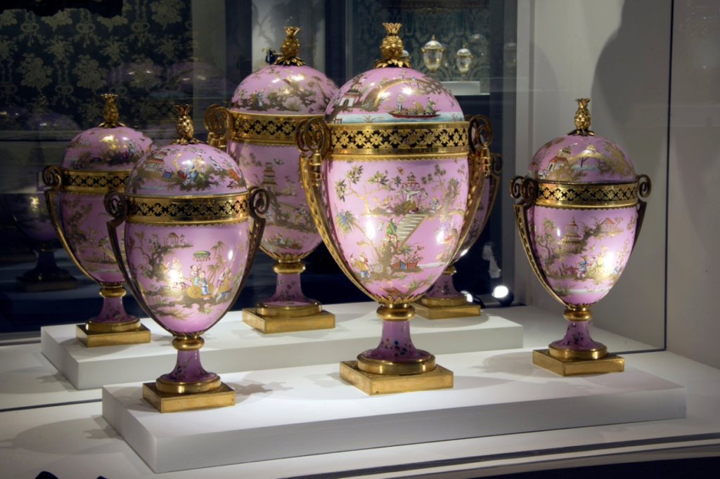 Les vases "oeuf" en porcelaine de Sèvres du XVIIIe siècle La_chi10