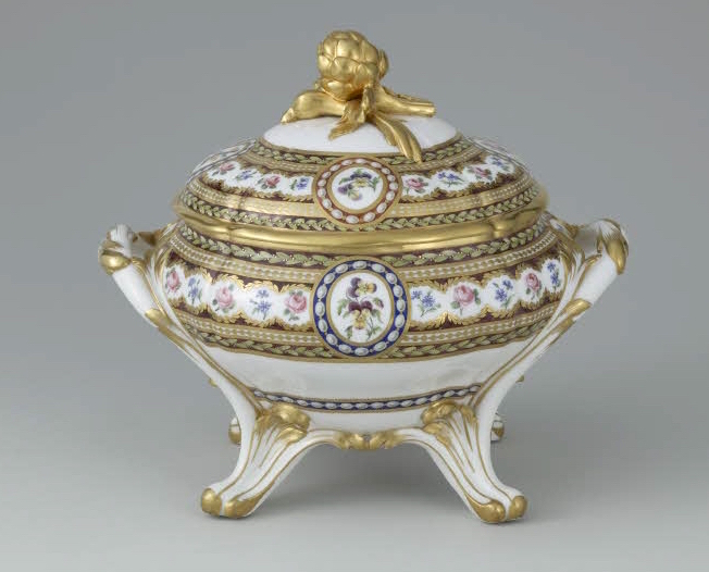 Service en porcelaine de Sèvres "à décor riche en couleurs et riche en or" de Marie-Antoinette Louvre11