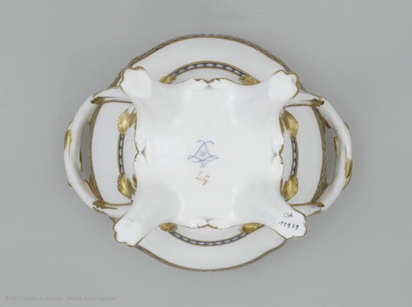Service en porcelaine de Sèvres "à décor riche en couleurs et riche en or" de Marie-Antoinette Louvre12