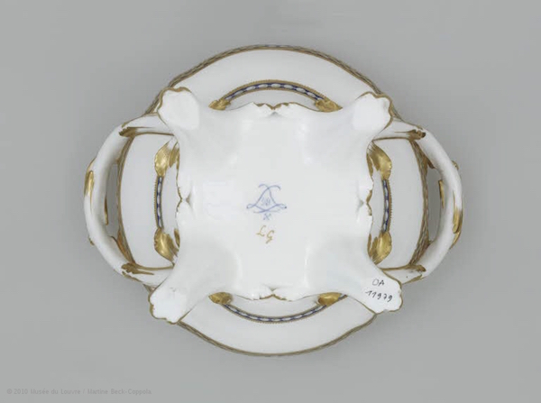 riche - Service en porcelaine de Sèvres "à décor riche en couleurs et riche en or" de Marie-Antoinette Louvre12
