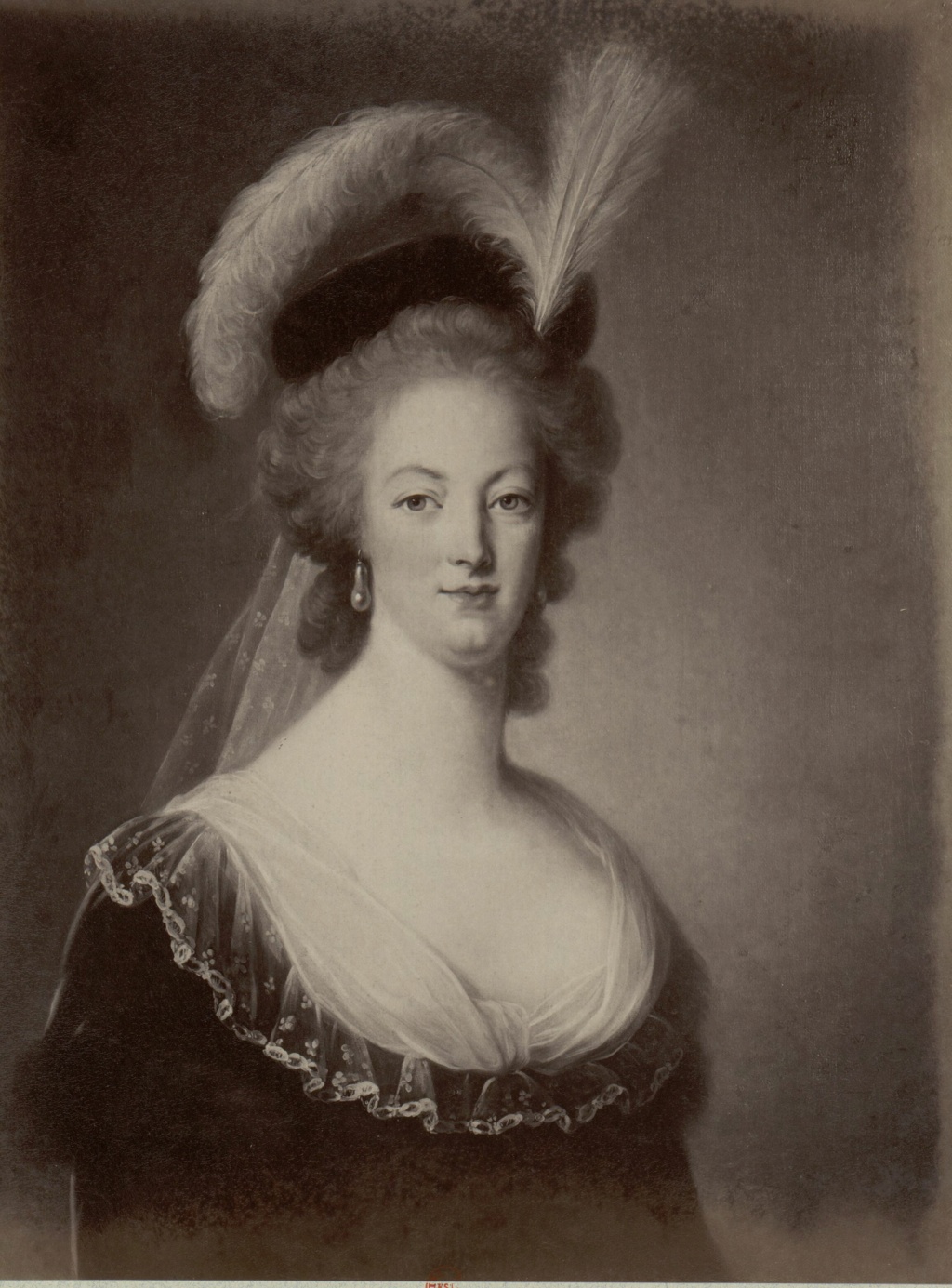 Marie-Antoinette en buste, robe rouge et toque, par et d'après Elisabeth Vigée Le Brun  - Page 2 Marie210
