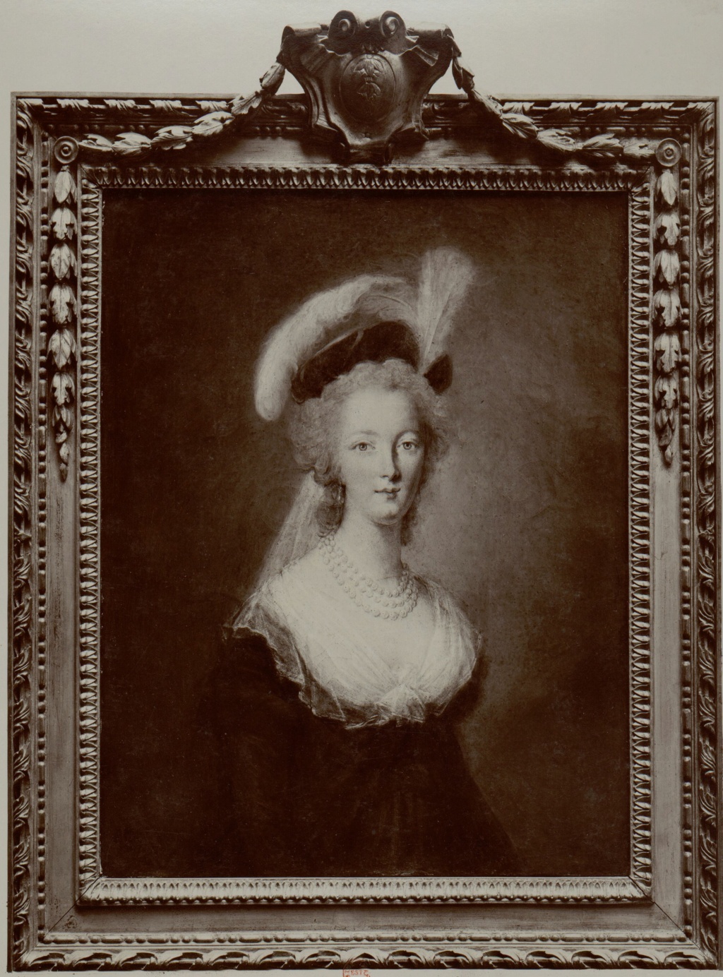 Marie-Antoinette en buste, robe rouge et toque, par et d'après Elisabeth Vigée Le Brun  - Page 2 Marie211