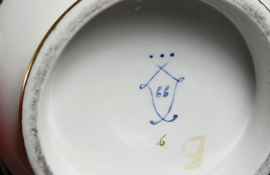 riche - Service en porcelaine de Sèvres "à décor riche en couleurs et riche en or" de Marie-Antoinette Marque11