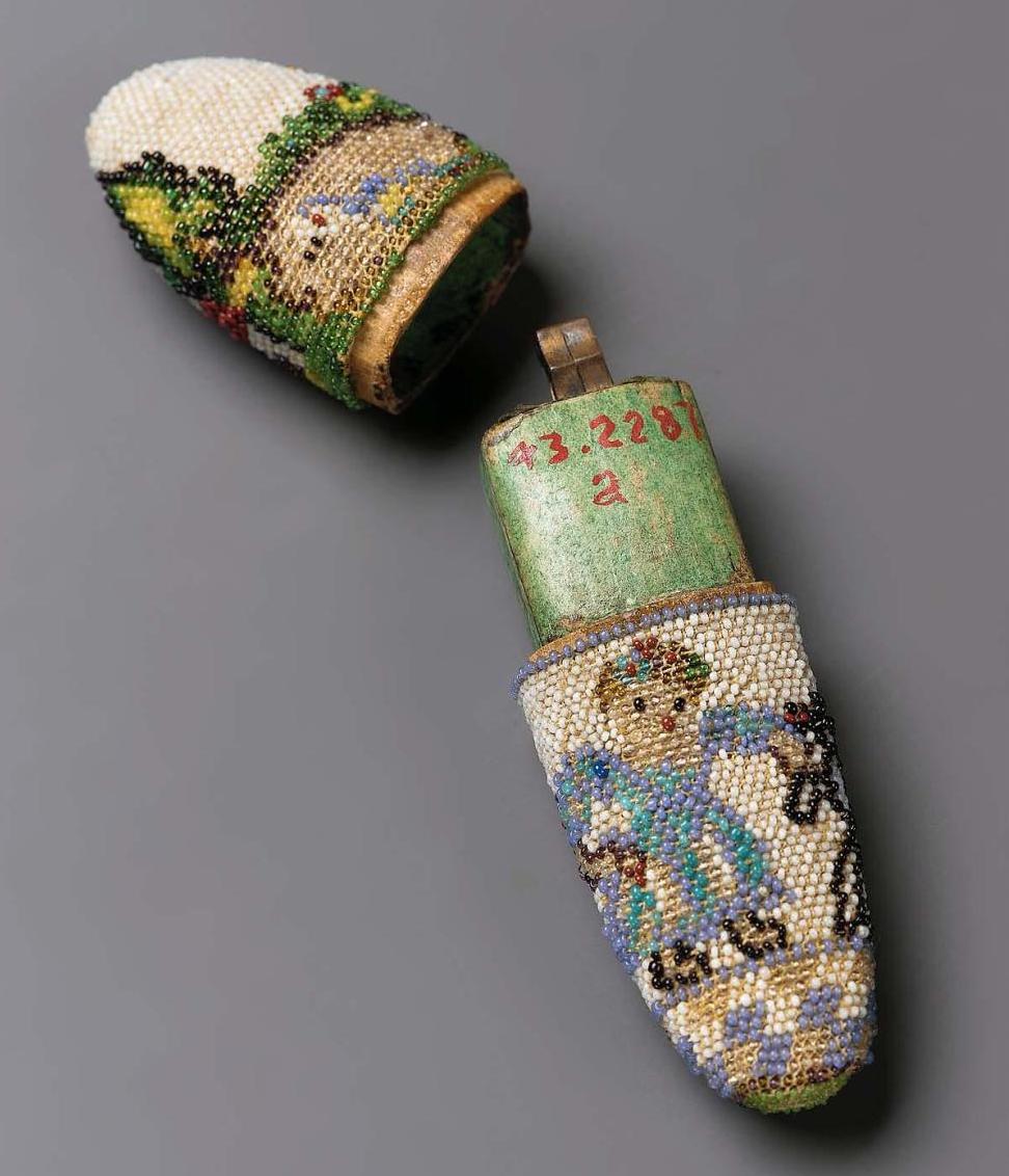 Accessoires réalisés en "sablé de perles" au XVIIIe siècle Sc834012