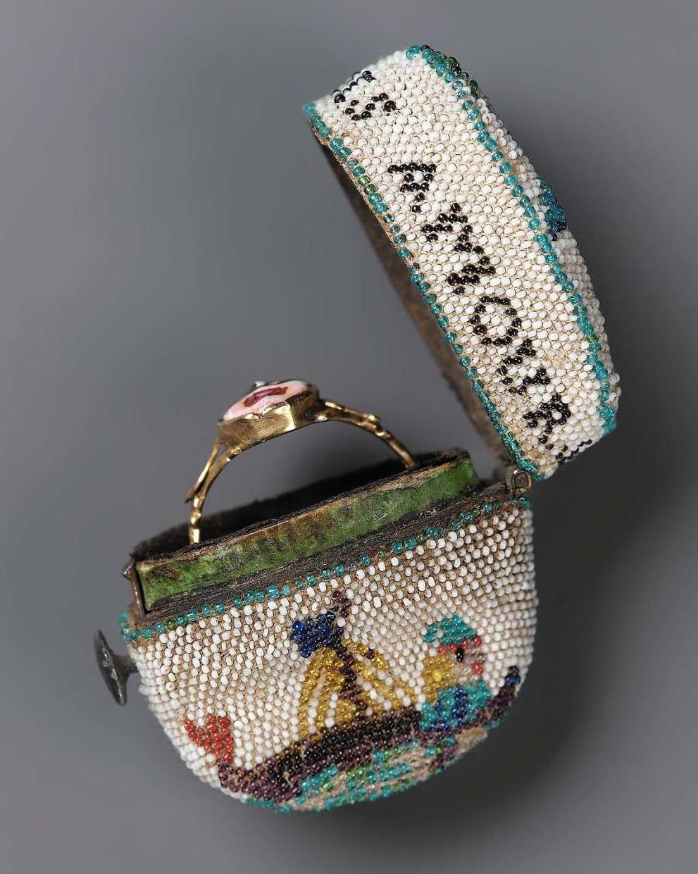 Accessoires réalisés en "sablé de perles" au XVIIIe siècle Sc834113
