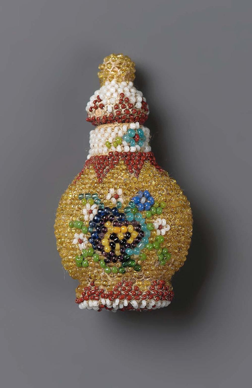 Accessoires réalisés en "sablé de perles" au XVIIIe siècle Sc834210