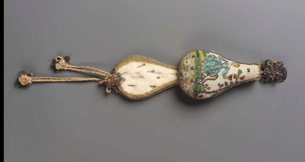 Accessoires réalisés en "sablé de perles" au XVIIIe siècle Sc836614