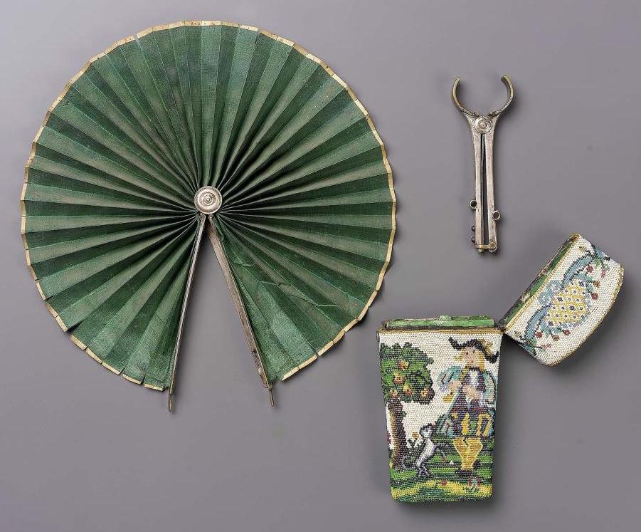 Accessoires réalisés en "sablé de perles" au XVIIIe siècle Sc838512