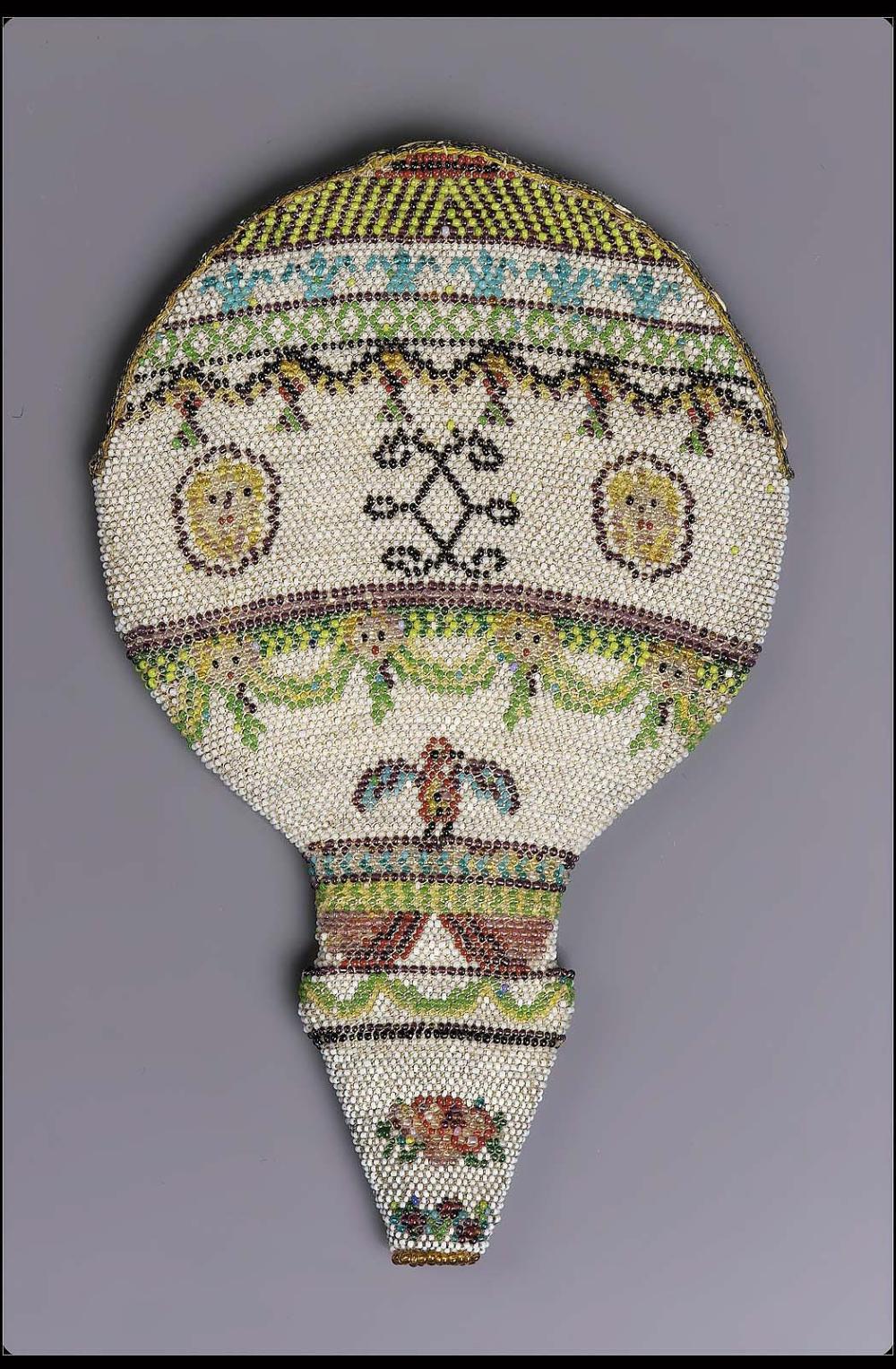 Accessoires réalisés en "sablé de perles" au XVIIIe siècle Sc838710