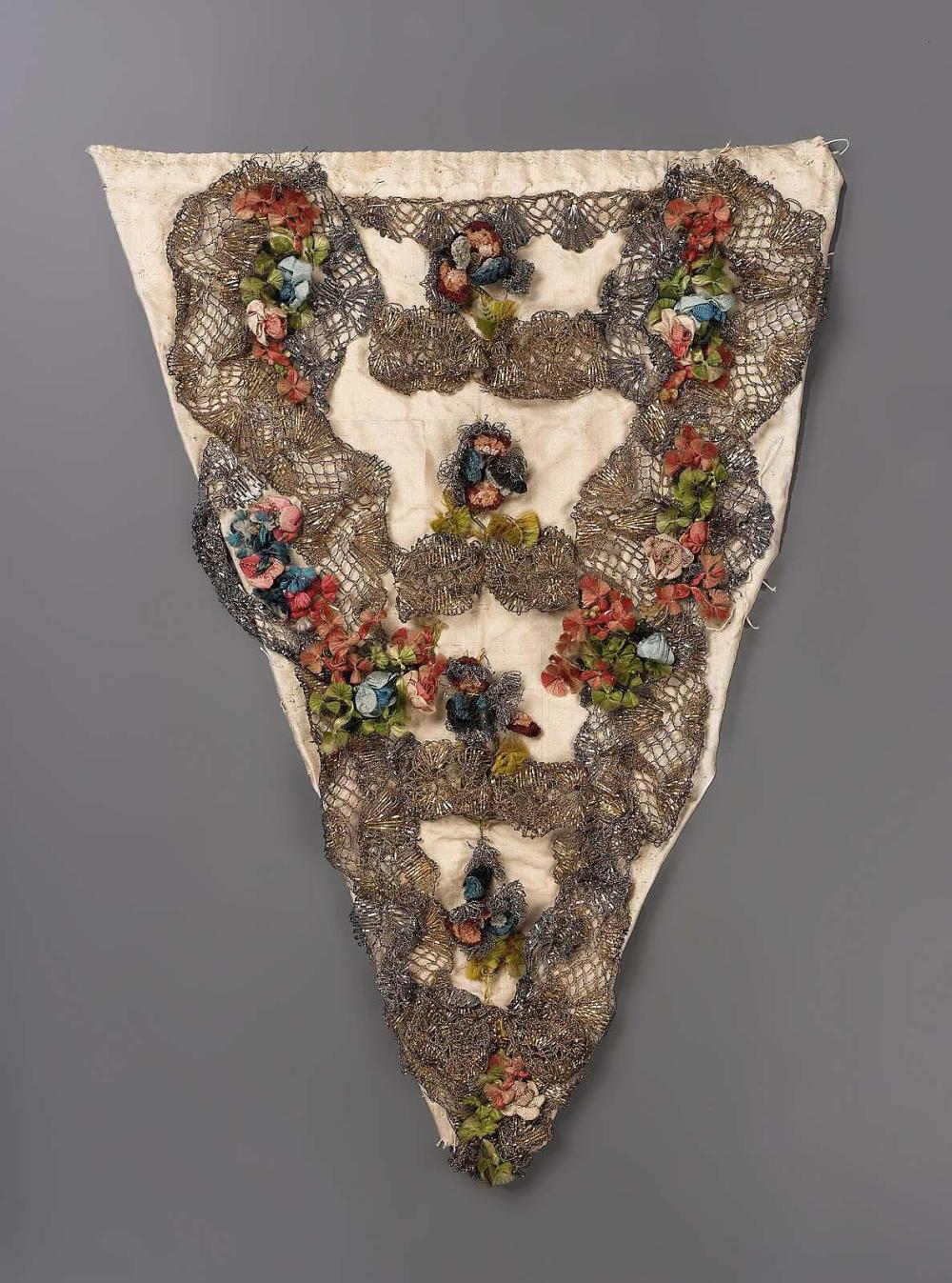Robes du XVIIIe siècle : pièces d'estomac, pièces de corps et parures du grand corps.  Sc840910