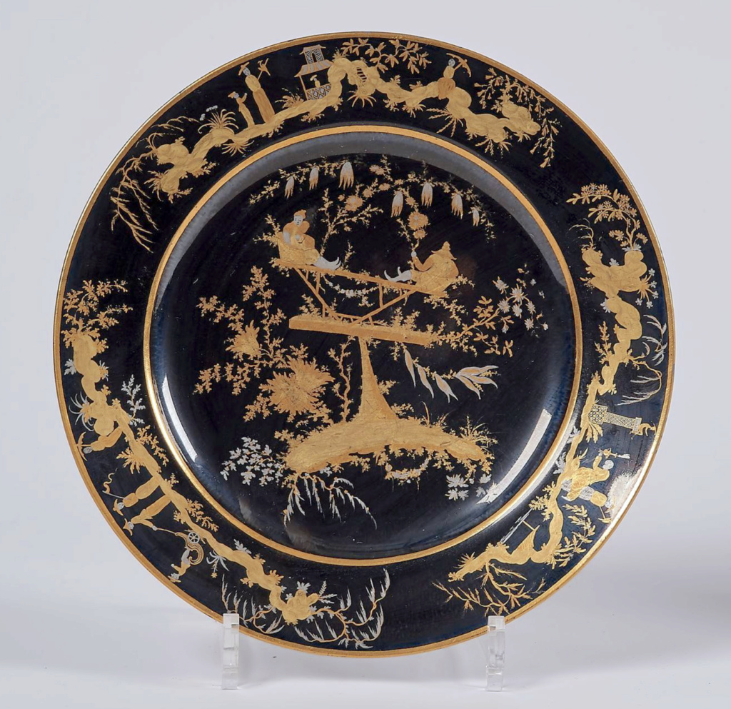 Porcelaine de Sèvres : chinoiseries à fond noir ou fond d'écaille à l'imitation du laque Seavre12