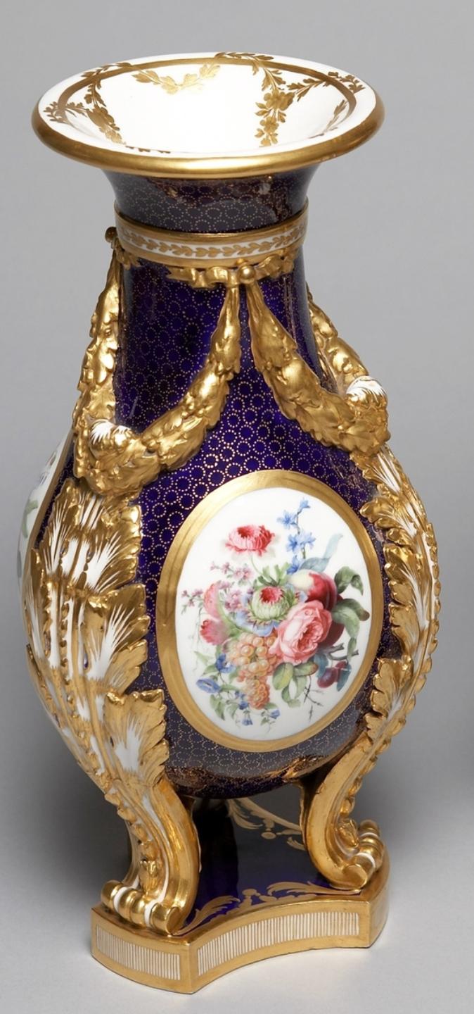 Le modèle " Vase du roi " ou " Vase du Roi guirlande ", Manufacture de Sèvres (18e siècle) Thumbn11