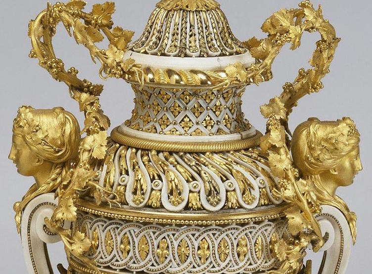 Pendules et vases en ivoire tourné de (et par) la famille royale Woa_im13