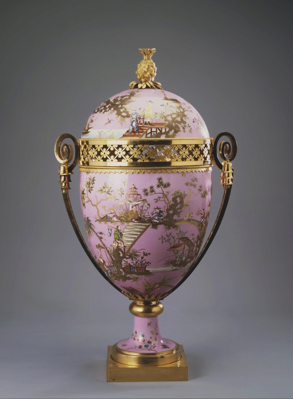 Les vases "oeuf" en porcelaine de Sèvres du XVIIIe siècle Woa_im52