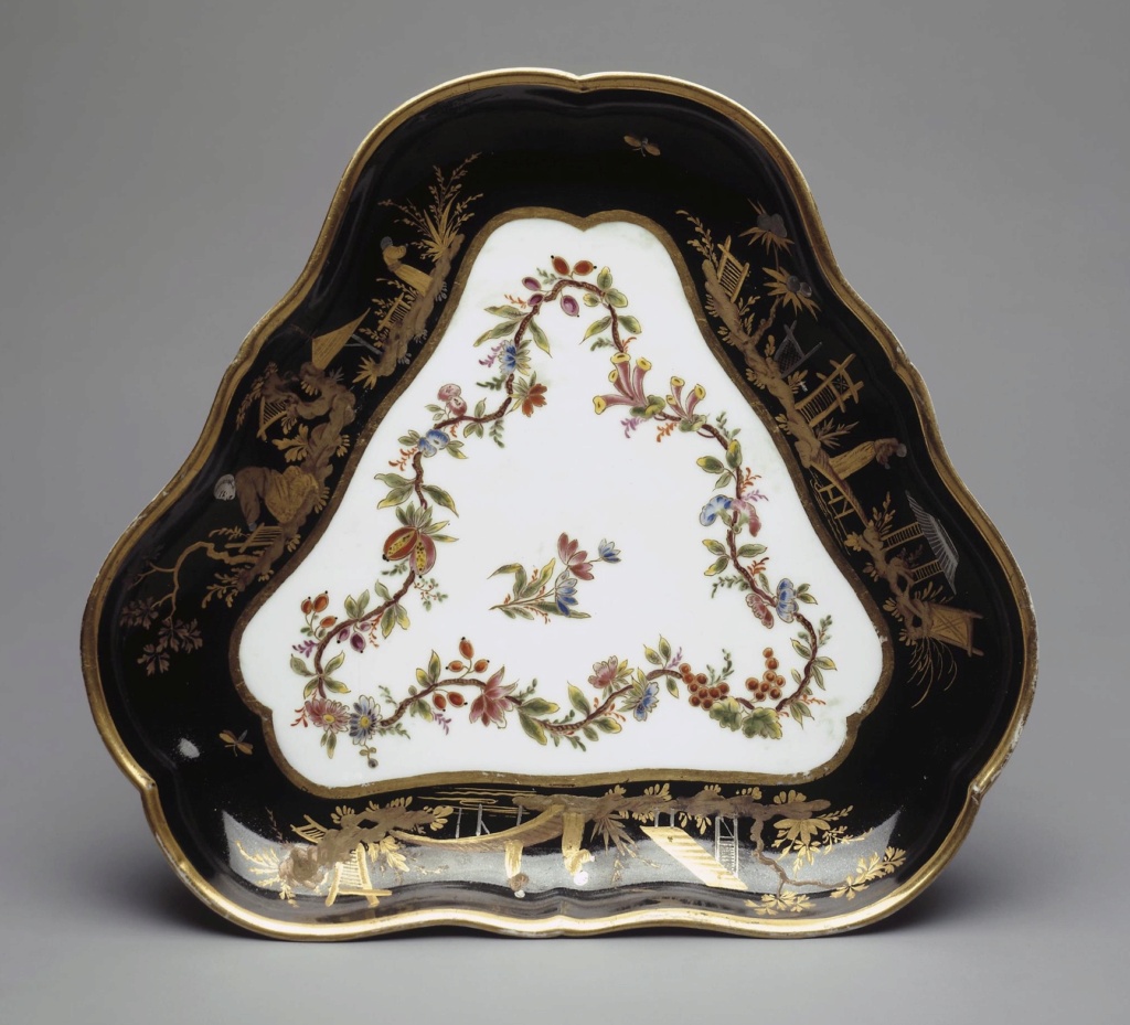 Porcelaine de Sèvres : chinoiseries à fond noir ou fond d'écaille à l'imitation du laque Woa_im92