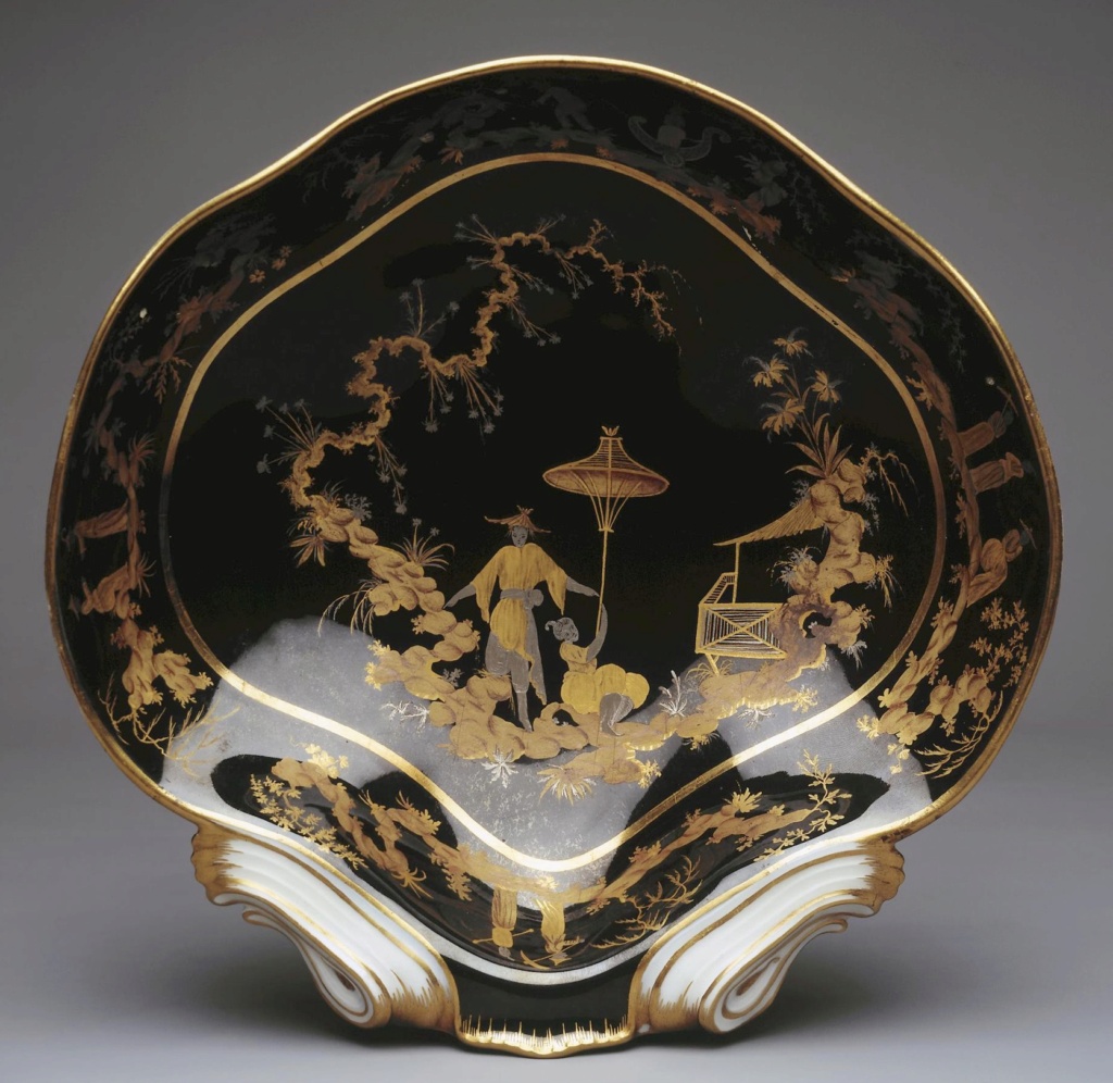Porcelaine de Sèvres : chinoiseries à fond noir ou fond d'écaille à l'imitation du laque Woa_im93
