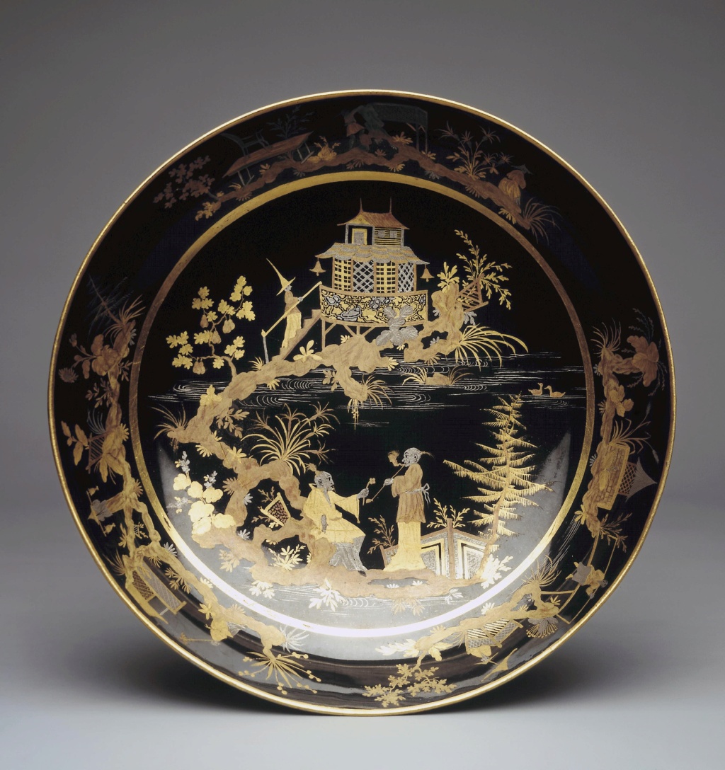 Porcelaine de Sèvres : chinoiseries à fond noir ou fond d'écaille à l'imitation du laque Woa_im94