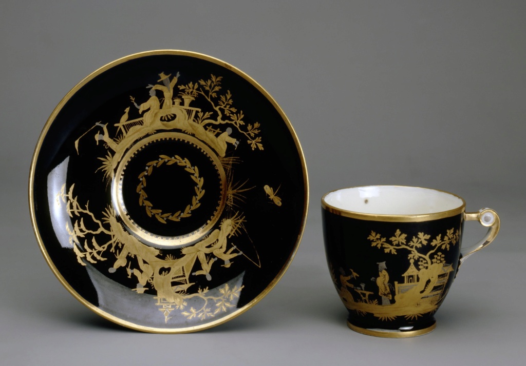 Porcelaine de Sèvres : chinoiseries à fond noir ou fond d'écaille à l'imitation du laque Woa_im95