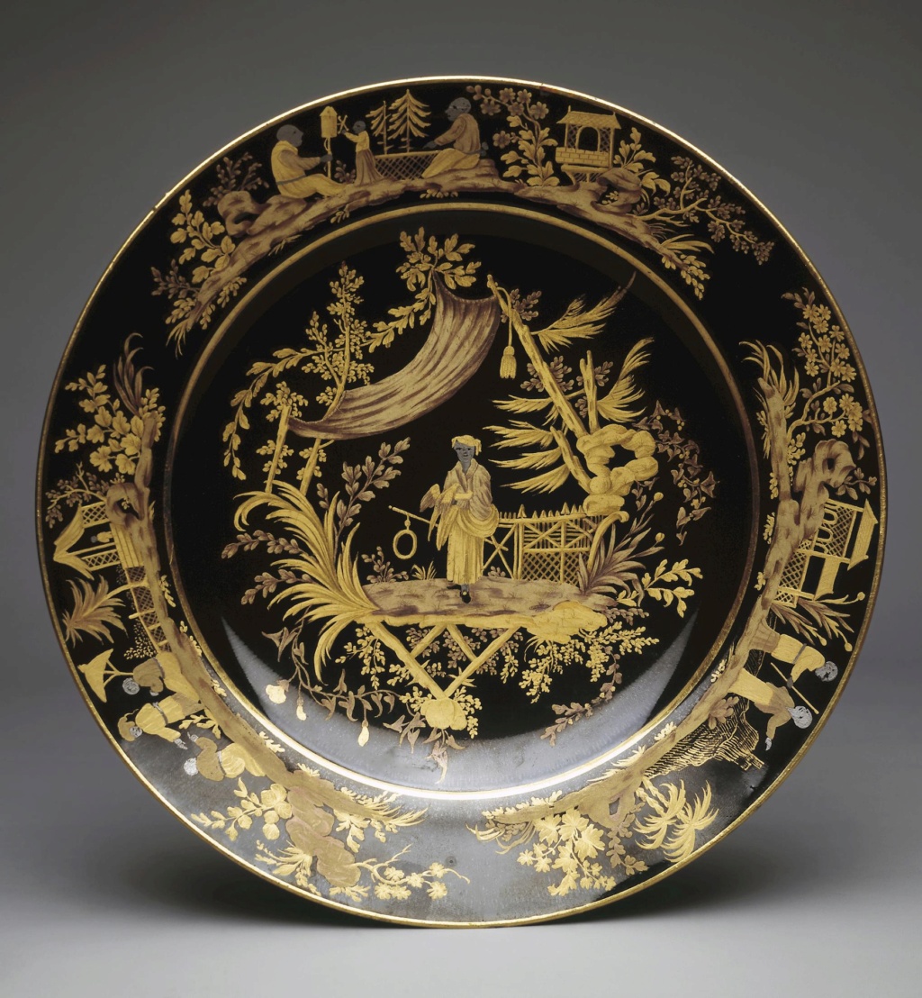 Porcelaine de Sèvres : chinoiseries à fond noir ou fond d'écaille à l'imitation du laque Woa_im99