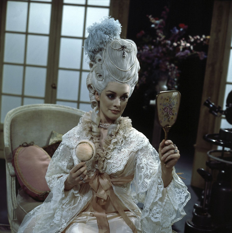Marie-Antoinette à travers le cinéma - Page 17 40842511