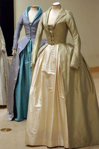 Les robes portées par les Marie Antoinette de nos écrans