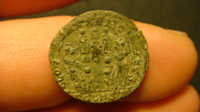 nummus de Constantin II frappée à Arles Dsc04335