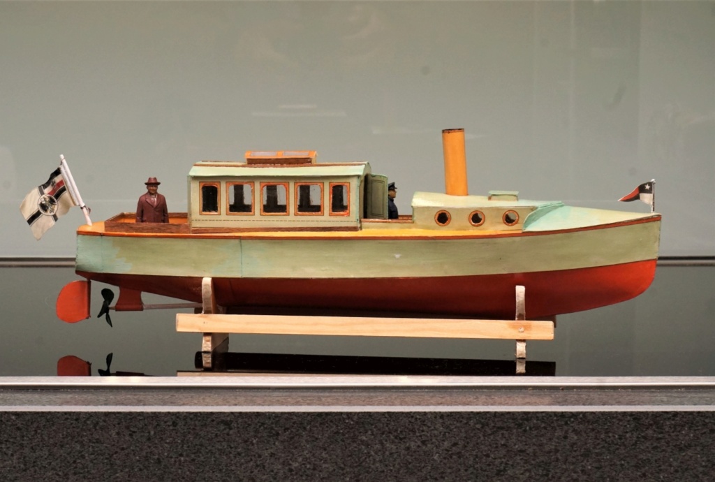  Seetüchtige Motor-Kreuzeryacht - Kartonmodell statt Blechspielzeug Dsc05721