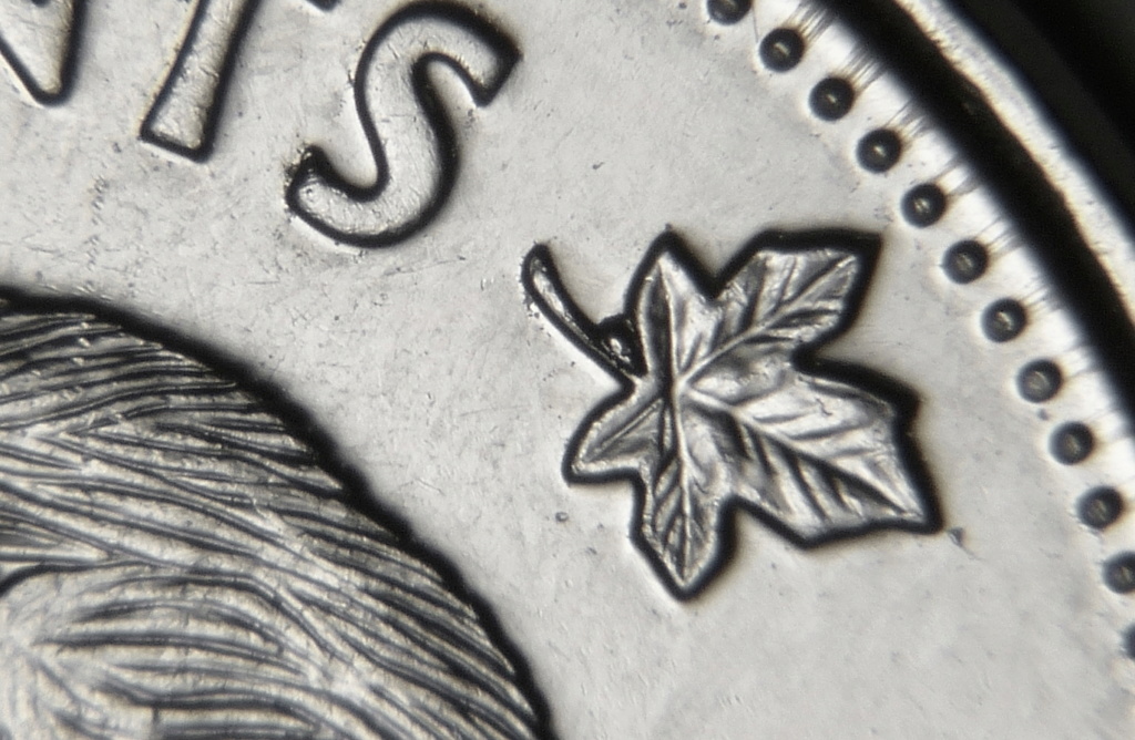 2018 - Éclat de coin feuille droite (Die chip on right leaf) P1230834
