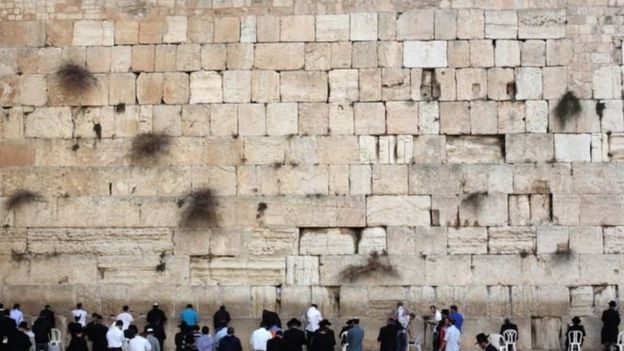 عارضة تثير غضبا في إسرائيل بصورتها العارية على الحائط الغربي N4hr_127