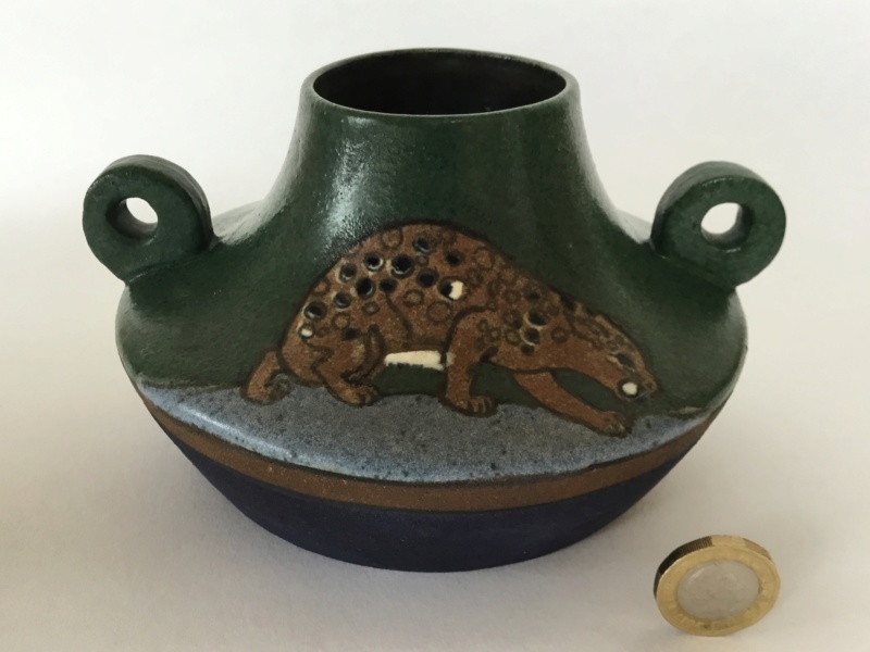 unusual cheetah leopard vase, unmarked  144ea410