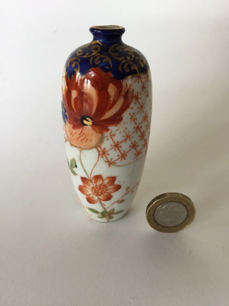 Miniature Imari vase,  marked 18 or 81. 9 cm tall 1ee80a10
