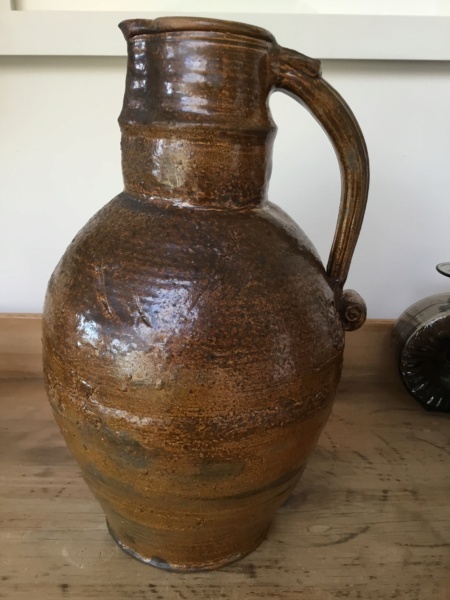 Large earthenware jug, applied roundel, country style - Anthony Barclay 22e56c10
