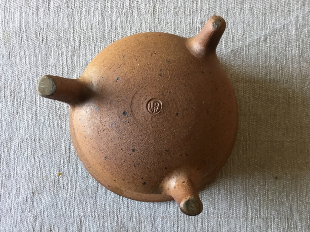 Stoneware tripod cauldron, Lotus Pottery, Skipworth 325cf610