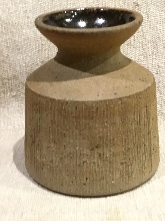 Incised lines studio vase, unmarked 338fc210