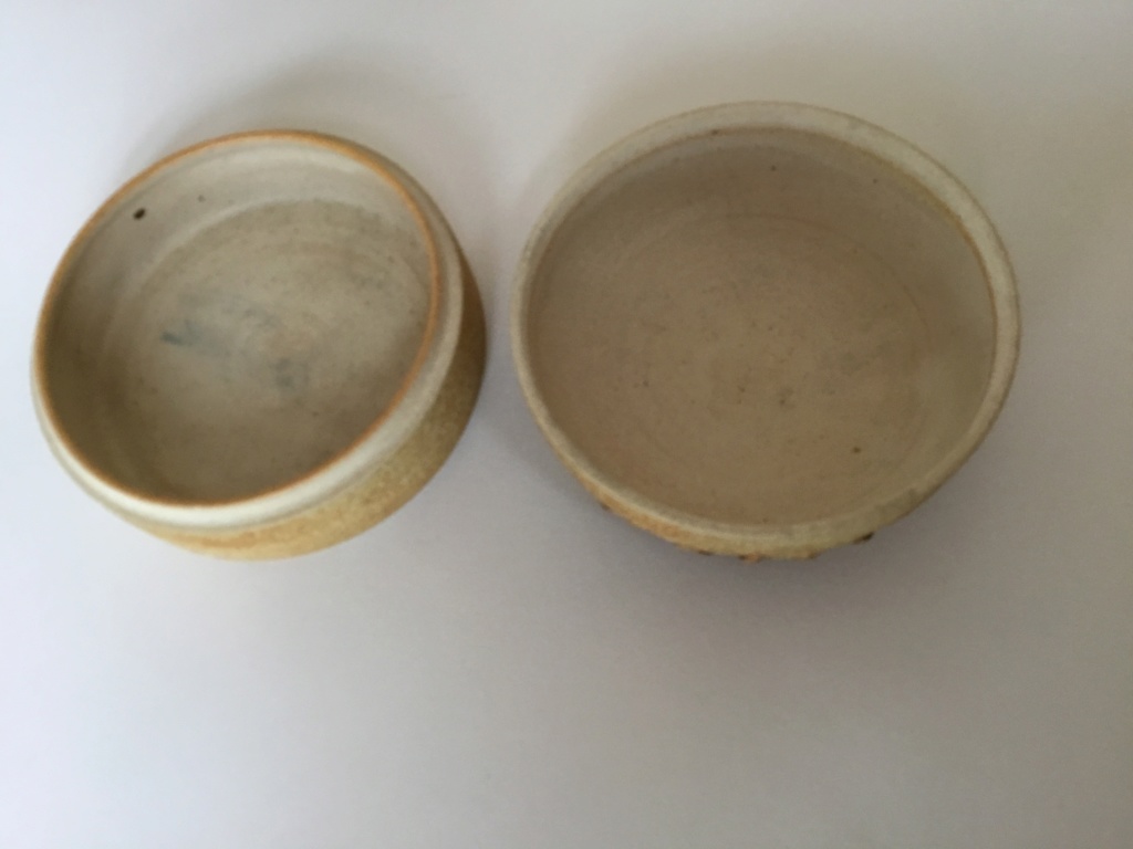 Studio pottery sunflower trinket box,  M or JM mark 37170810
