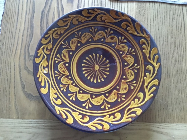 Slipware studio pottery wall plate 487f6010